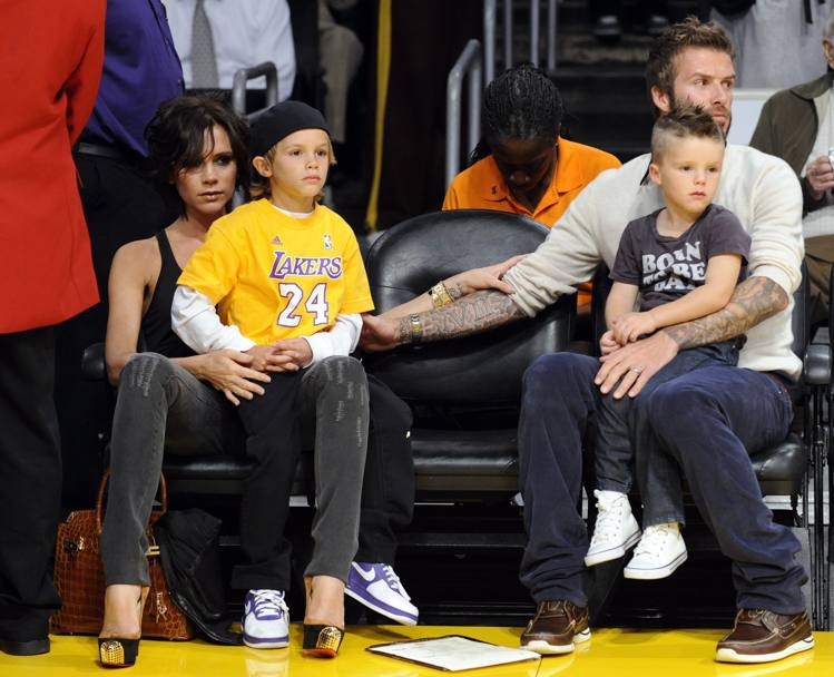 La coppia con i figli Romeo e Cruz nel 2009 allo Staples Center (Epa)